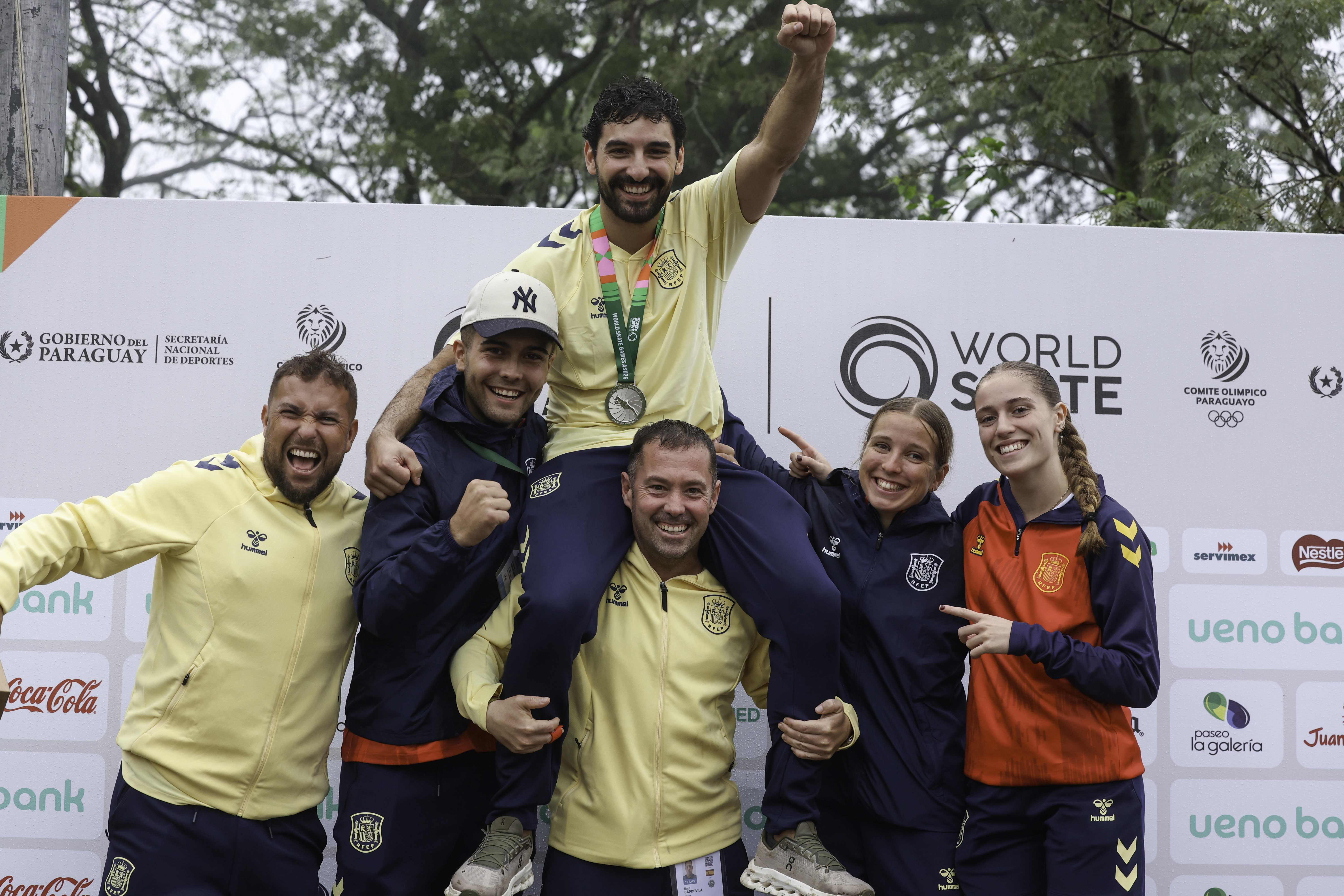 El grupo español de Alpino en línea celebra la plata de Sergio Menéndez.